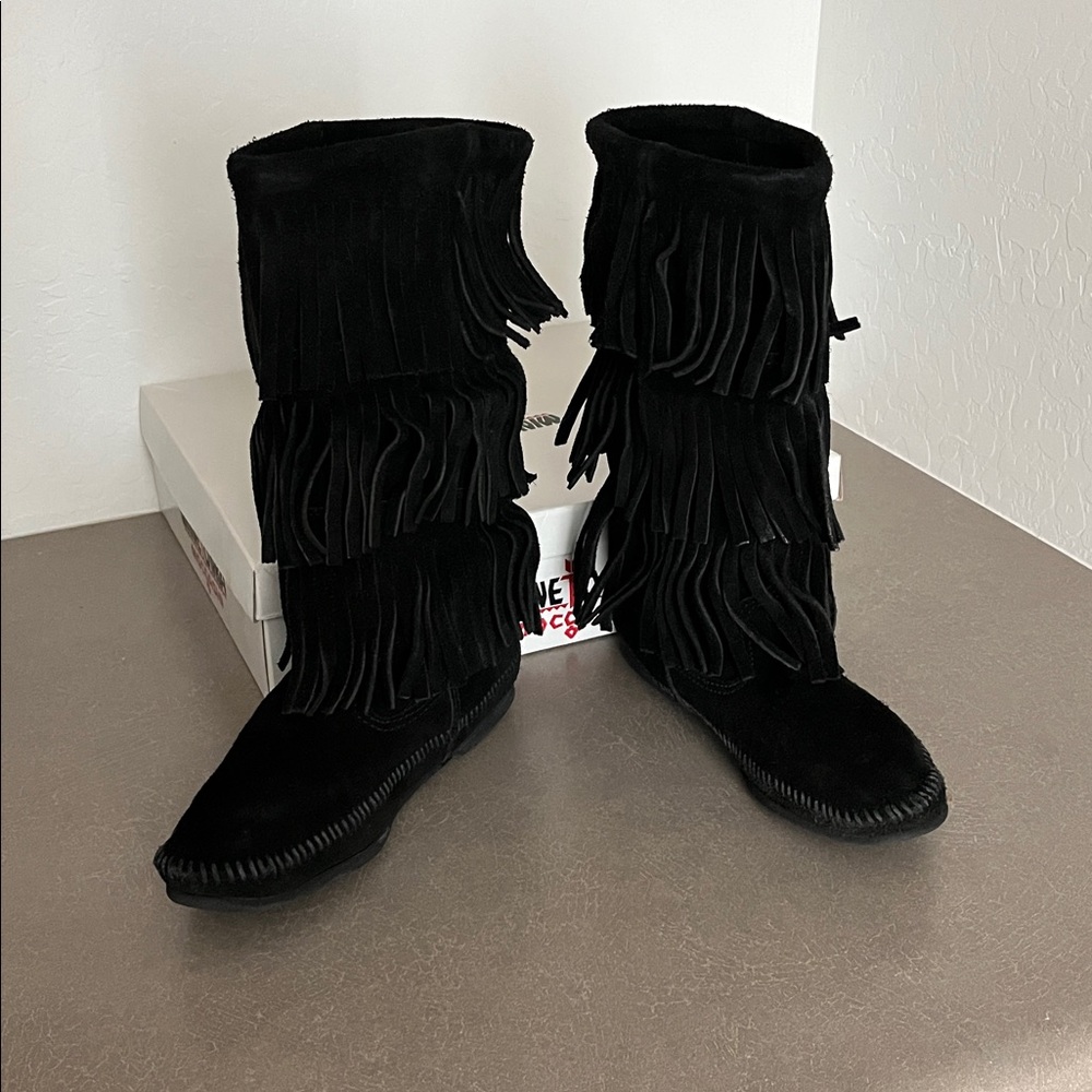 Minnetonka 3 tier black suede fringe boot - Picture 2 of 12